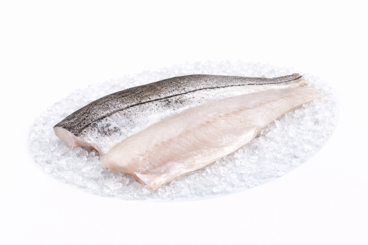 Gevlinderde schelvisfilet op gemalen ijs