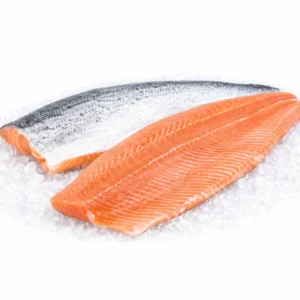 Twee verse zalmfilets op gemalen ijs, één met vel en één zonder vel