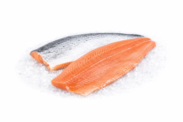 Twee verse zalmfilets op gemalen ijs, één met vel en één zonder vel