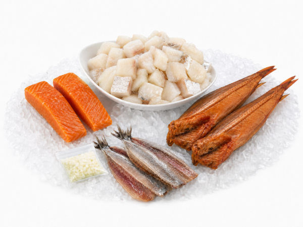 Vispuur Vispakket met verse kabeljauw-kibbeling, haring, gerookte zalm en gerookte poon