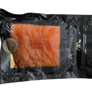 Gesneden koudgerookte zalm in vacuümverpakking op een witte achtergrond