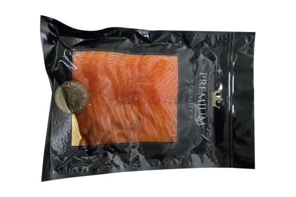 Gesneden koudgerookte zalm in vacuümverpakking op een witte achtergrond