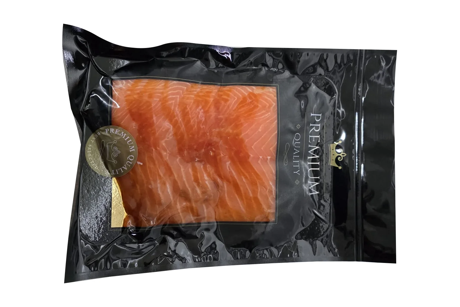 Gesneden koudgerookte zalm in vacuümverpakking op een witte achtergrond