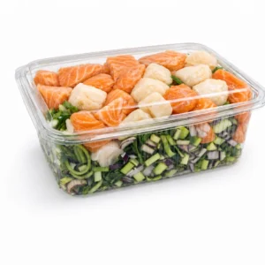 Roerbakgroente met zalm en kabeljauw in een transparante bak op een witte studioachtergrond