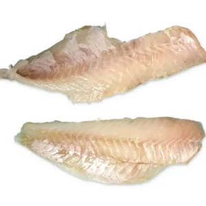Twee echte roodbaarsfilets op een witte achtergrond, gefotografeerd na ontdooien